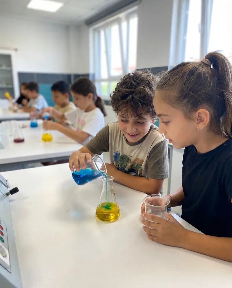 Bursa anaokulunda bilim deneyi yapan çocuklar