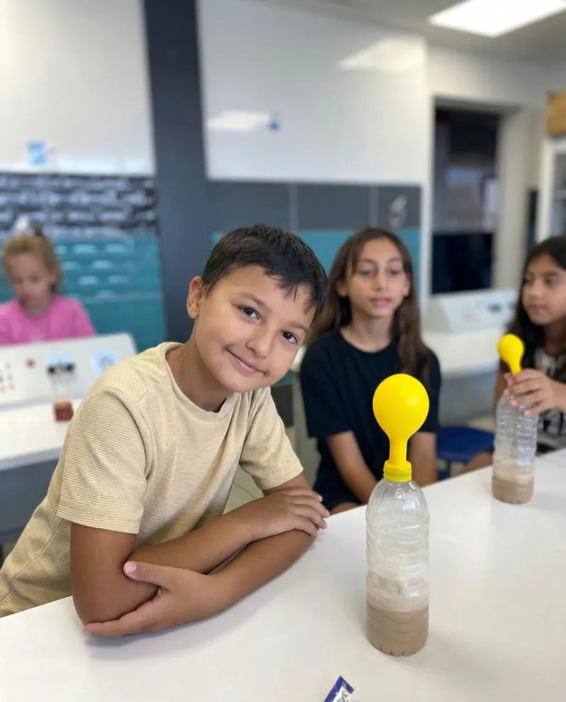 Nilüfer anaokulunda balon etkinliği yapan çocuklar