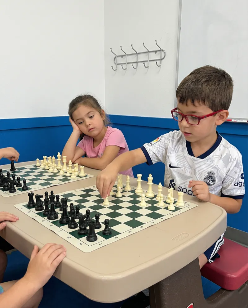 Nilüfer anaokulunda satranç eğitimi alan çocuklar