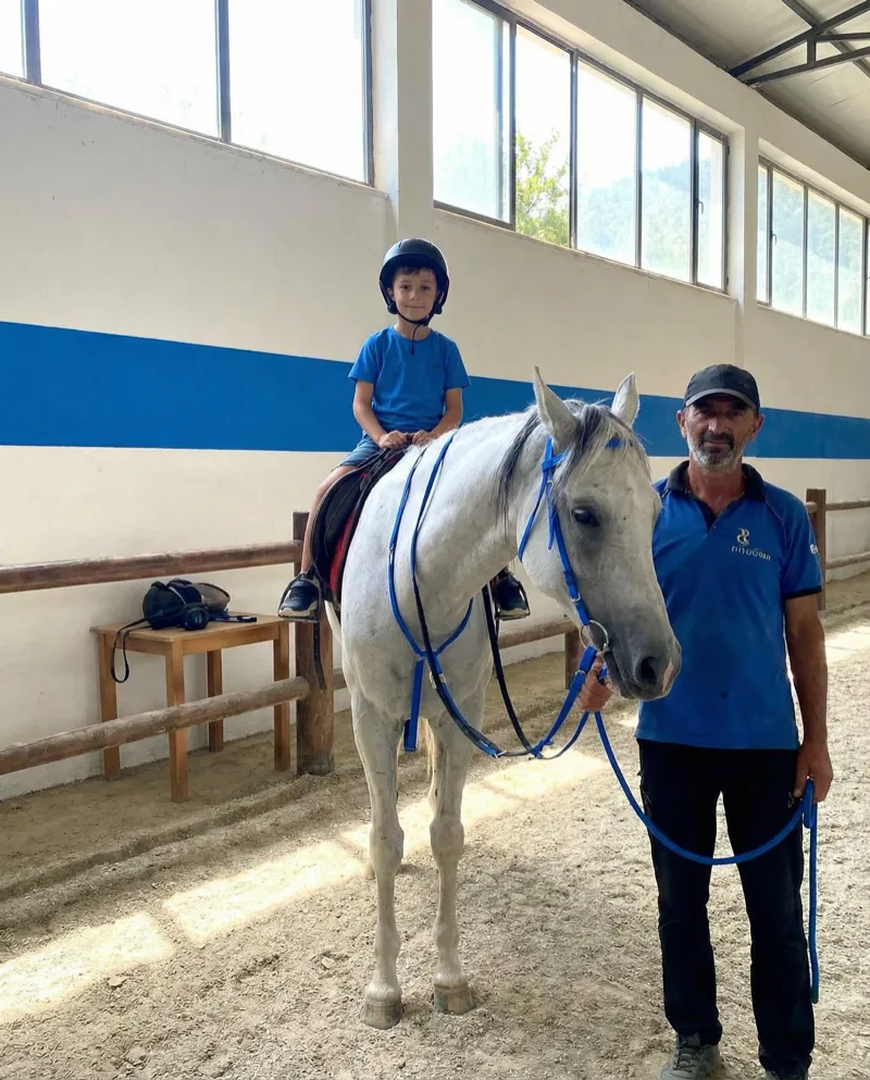 Özlüce anaokulunda at binme etkinliği